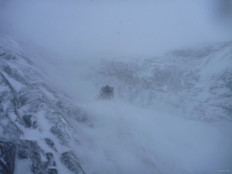 Tentative dans Number 5 Gully, Nemo renonce sous les spindrifts.