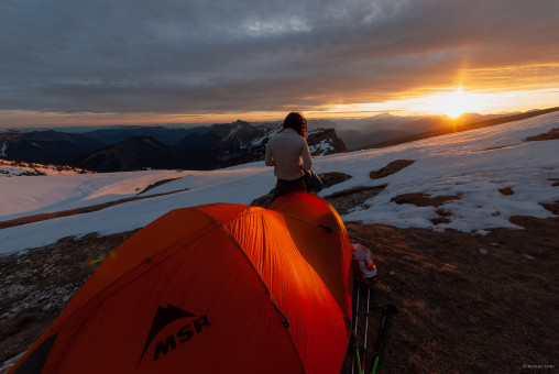 Sortie de tente face au soleil