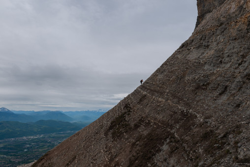 Chemin escarpé pour rejoindre la face sud