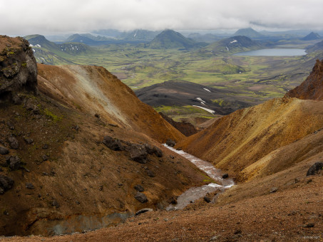 Le lac Álftavatn à l'horizon, sur le trek Skogar - Landmannalaugar
