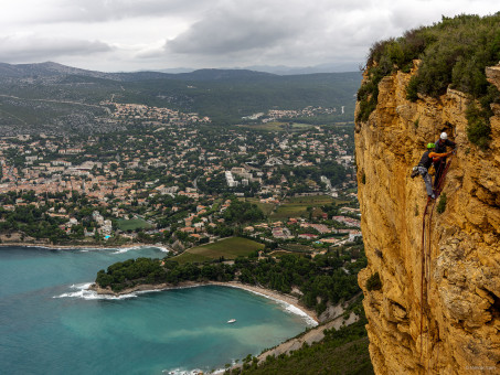 A la sortie des voies, Cassis au loin
