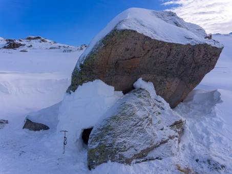 Bivouac hivernal, entre rocher et igloo, où je dormirai