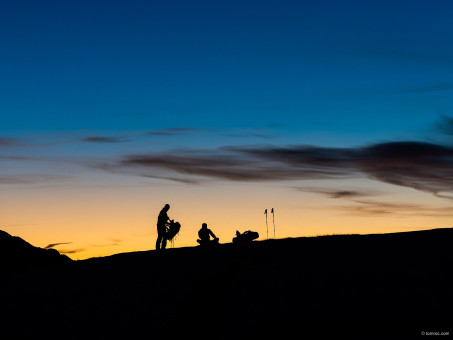 Pause au col à la tombée de la nuit