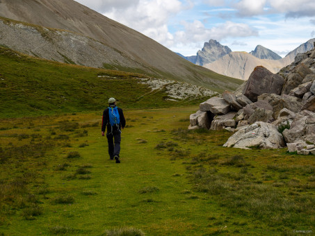 Un marin en montagne sur le replat herbeux