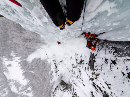 Dans le ressaut, au dessus du relai de la grotte