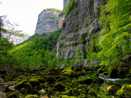 La gorge donnant accès aux grottes du Bournillon