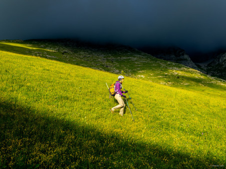 Le contraste entre un ciel menaçant et le coucher de soleil