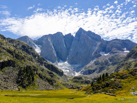 Le Vignemale apparaît au loin