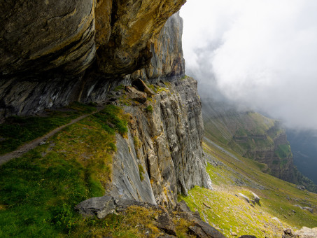 Le soleil perce le brouillard sur la vire