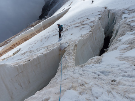 Franchissement de crevasse sur la traversée du Pelvoux