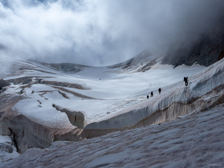 Saut de crevasse sur le glacier du Pelvoux