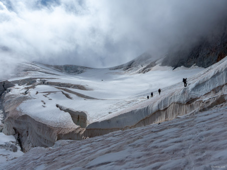 Saut de crevasse sur le glacier du Pelvoux