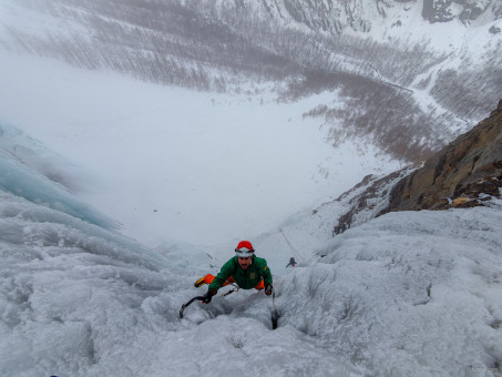 Les premières longueurs de la Directe des Ombres à la tête de Gramusat