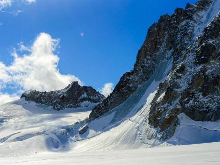 Skieurs de randonnées au pied de la face nord de la Tour Ronde