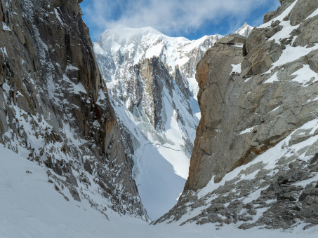 Vue sur le Mont Blanc depuis le couloir Gervasutti à la Tour Ronde