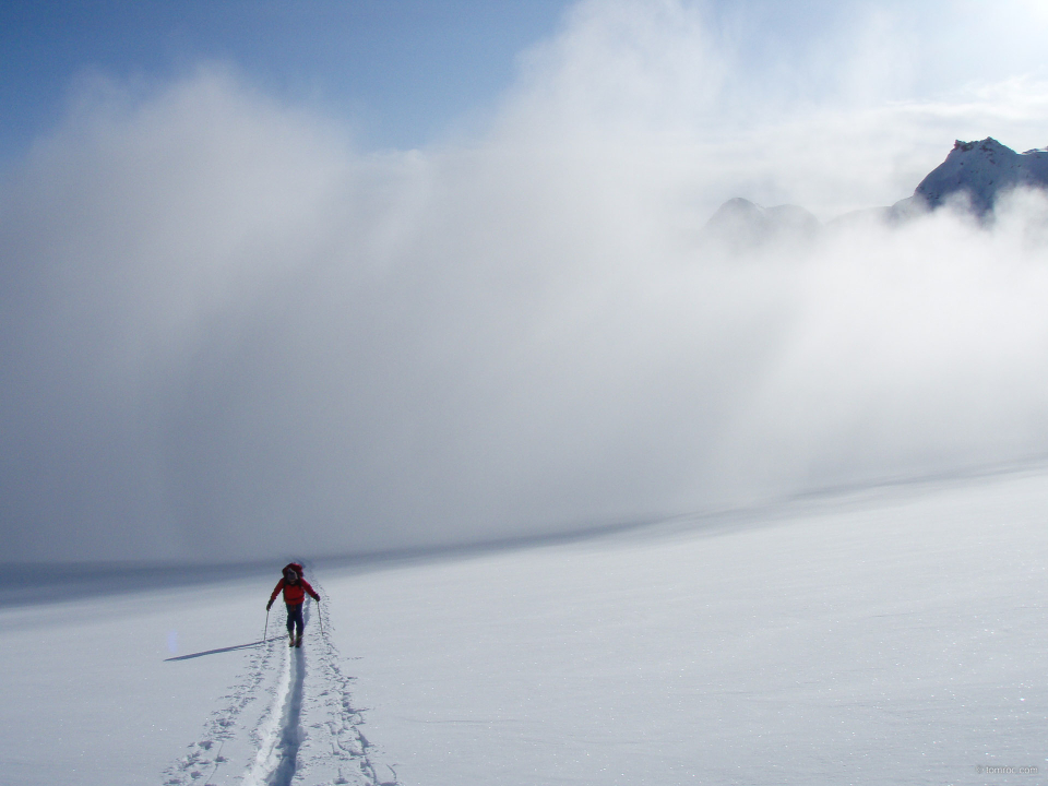 La trainée de l'avalanche passe derrière le dernier du groupe