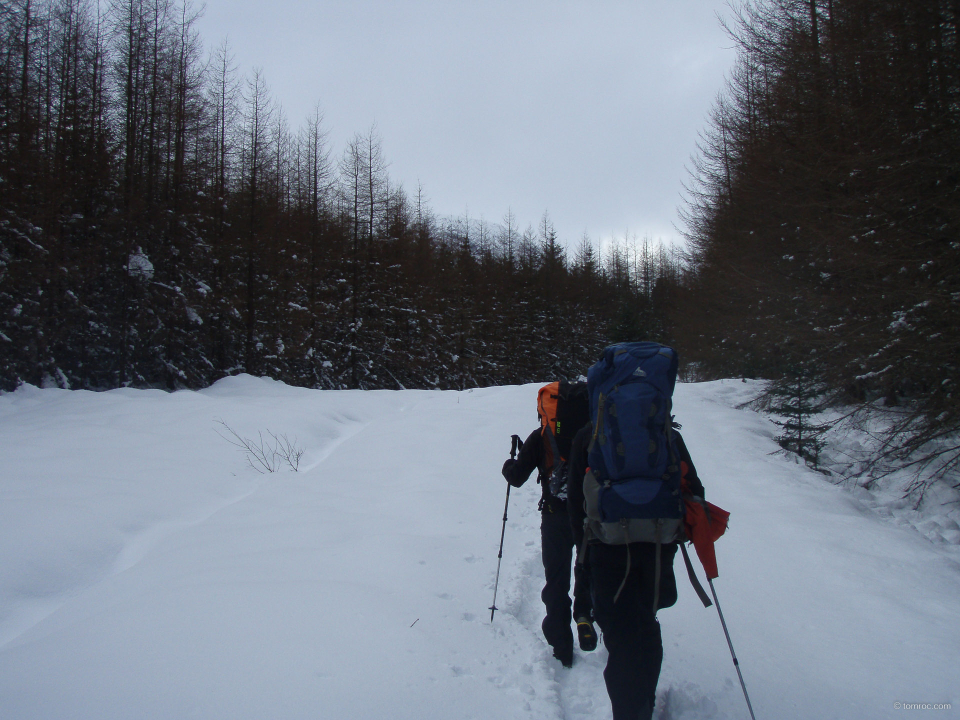 La montée au refuge et portage de tous les sacs