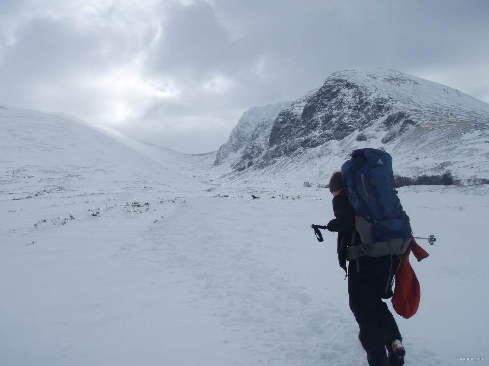 La montée au refuge et portage de tous les sacs.