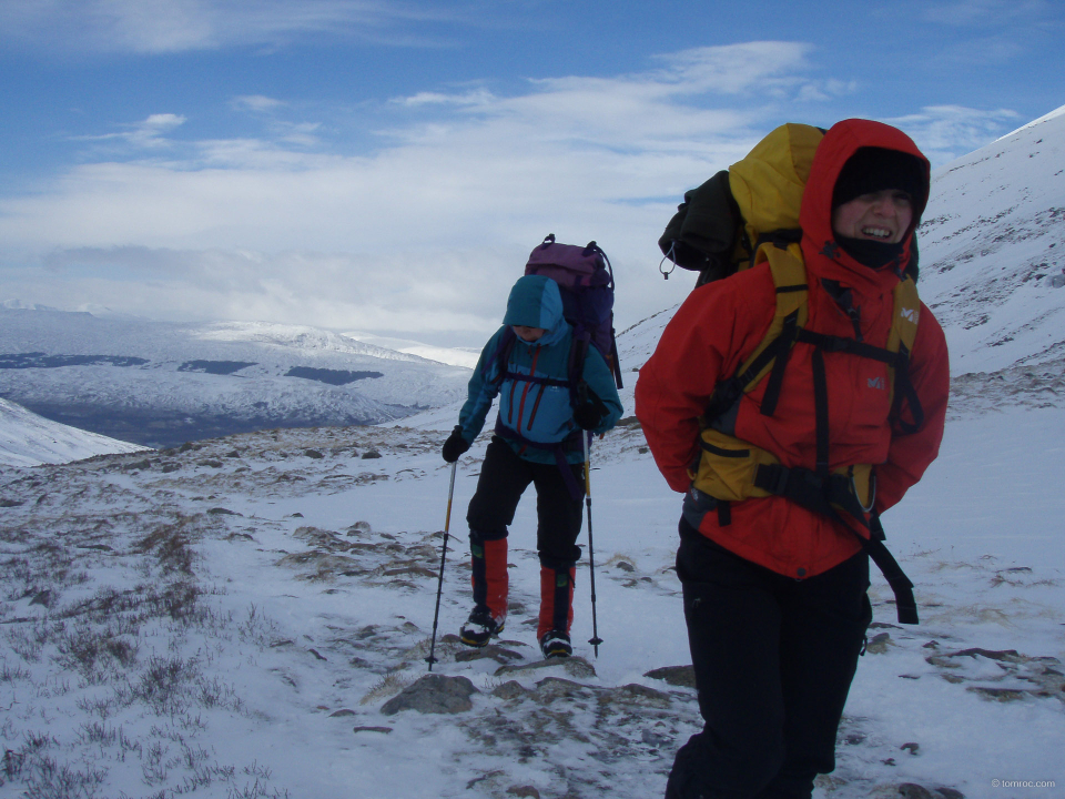 La montée au refuge et portage de tous les sacs