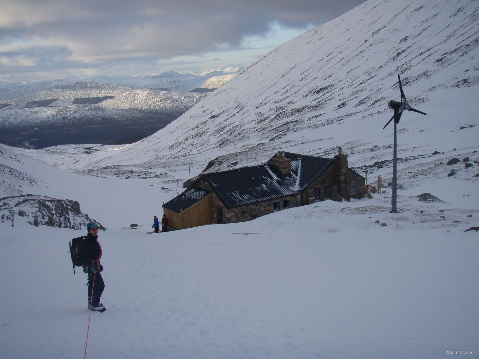 Le refuge CIC et son héolienne