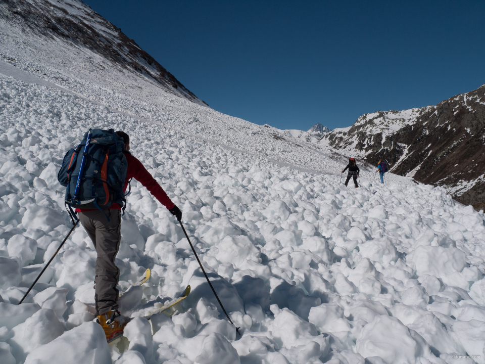 Traversée de restes d'avalanche