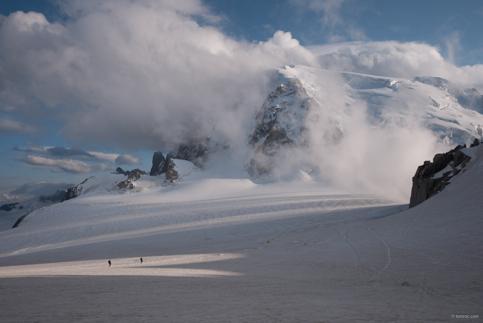 Le Mont Blanc du Tacul dans les nuages.