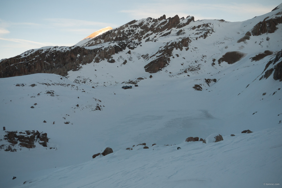 Le refuge de Chambeyron, au bord du lac.