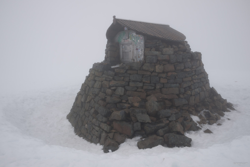 Pas de neige sur l'abri sommital cette année ..