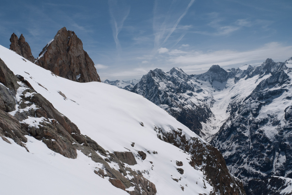 L'arête nord, voie normale de la Dibona, en haut à gauche.