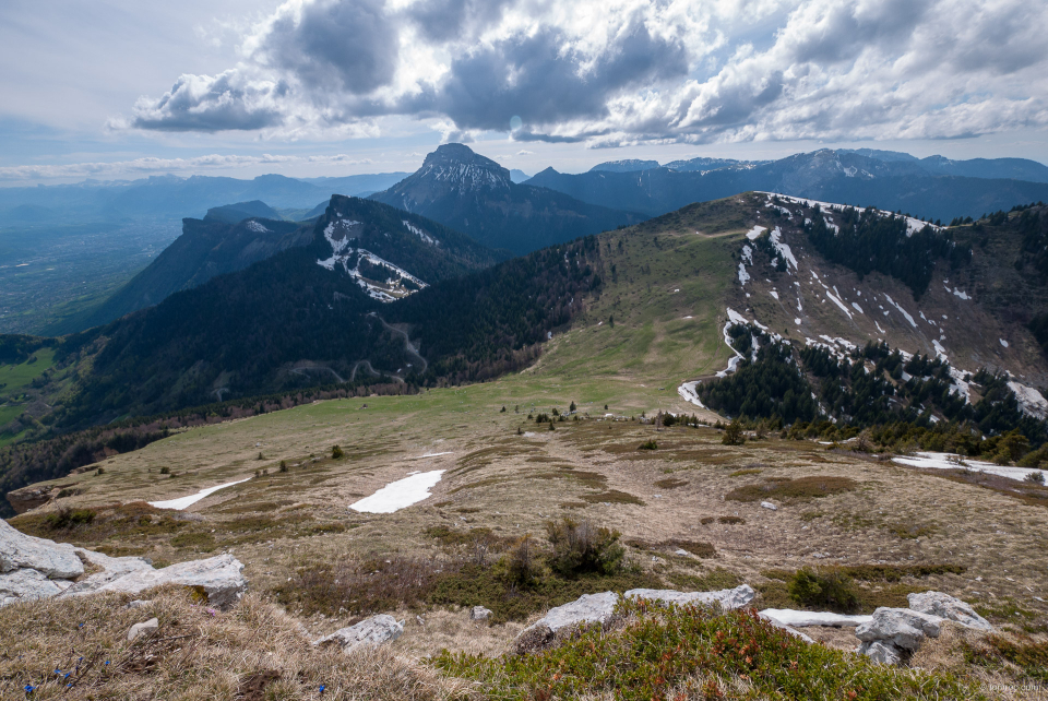 Vue derrière soi à la montée à la Dent de Crolles.