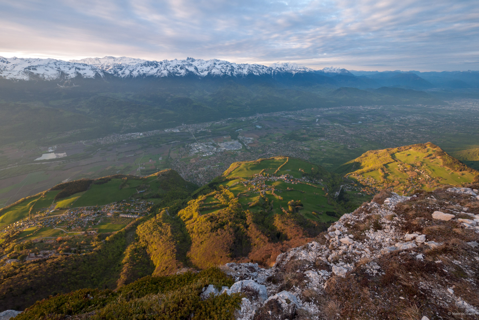 Le soleil se lève sur la Dent de Crolles.