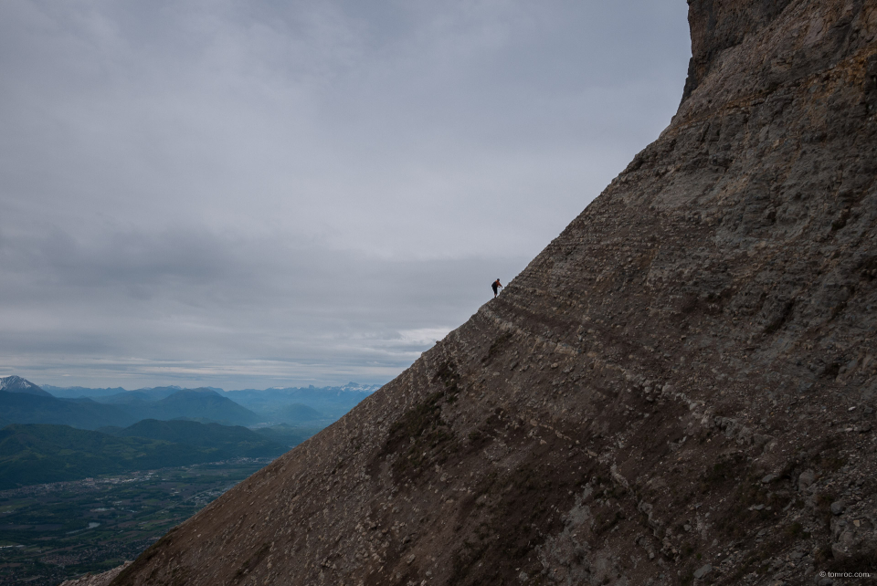 Chemin escarpé pour rejoindre la face sud de la Dent de Crolles.