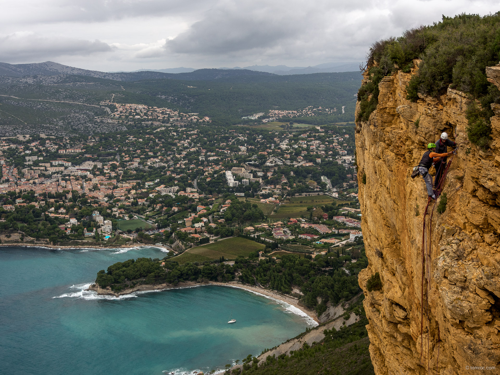 A la sortie des voies, Cassis au loin