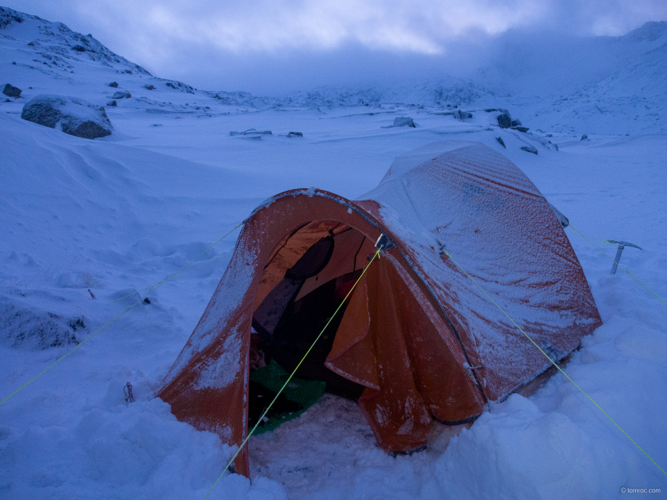 Bivouac hivernal sous tente pour deux d'entre nous