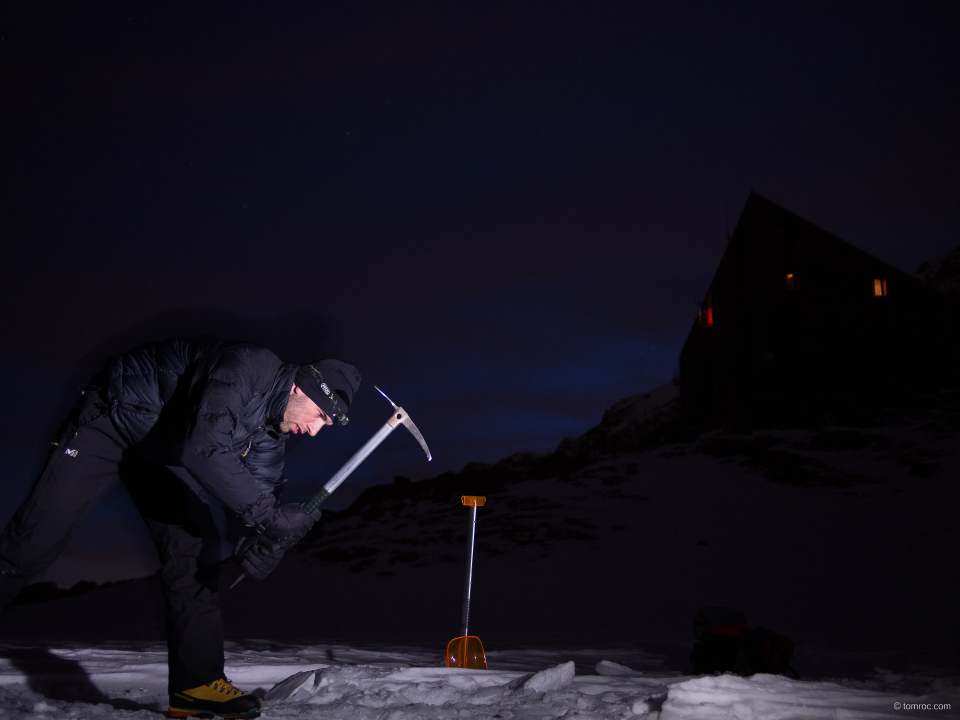 Perçage d'un trou dans la glace du lac