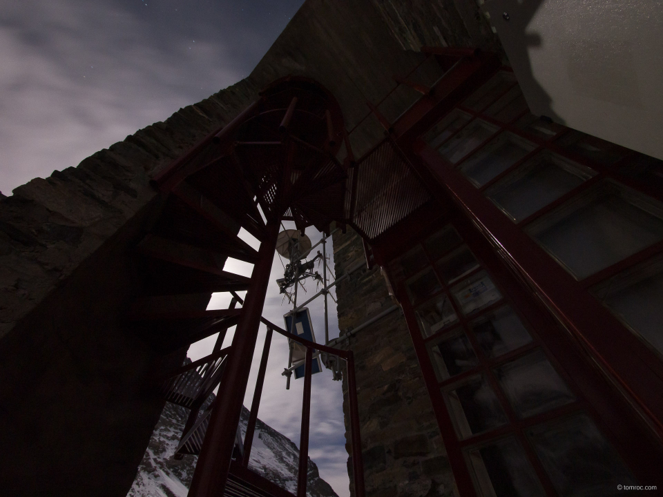 L'escalier d'accès au refuge hivernal