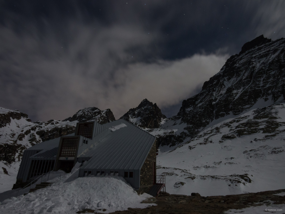 Refuge et mont Viso de nuit