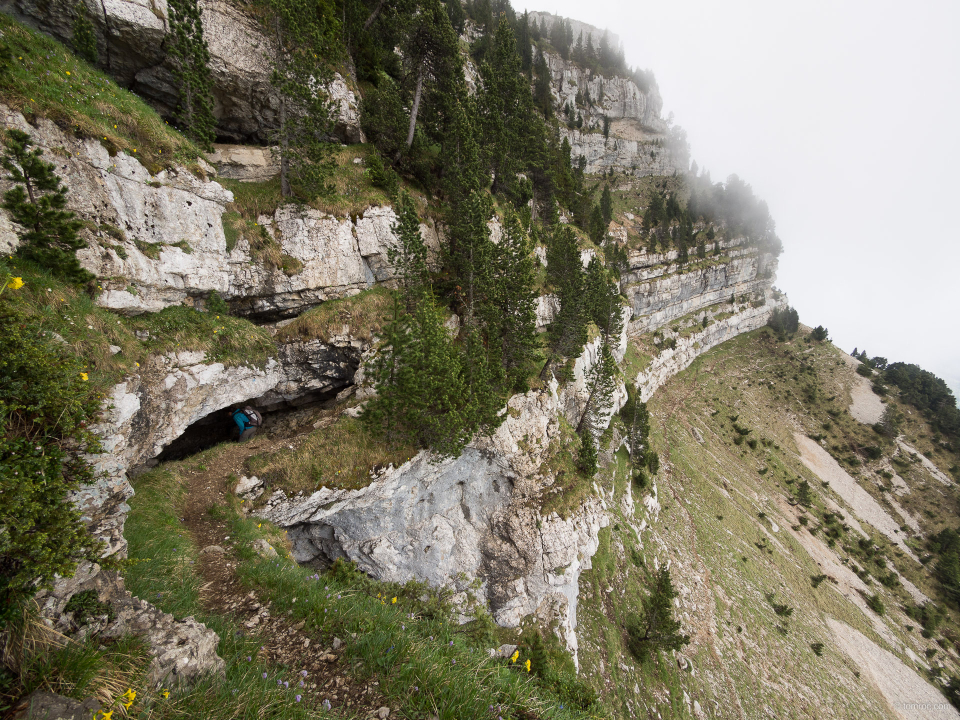 La grotte à l'échelle