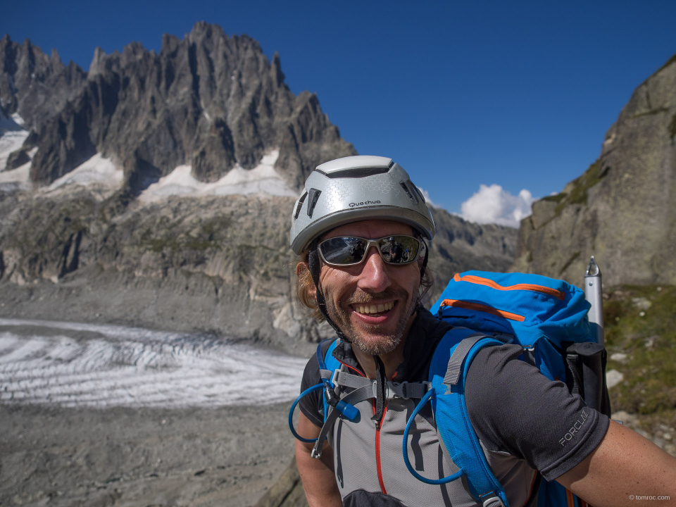 Georges gentil encadrant tout sourire