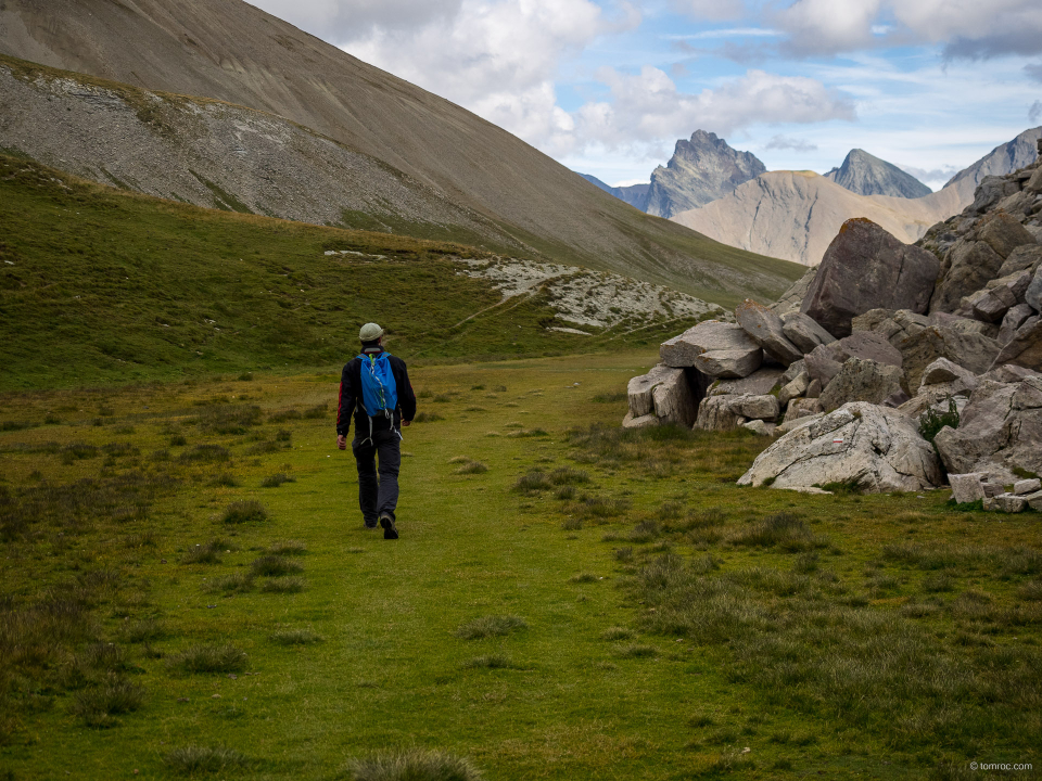 Un marin en montagne sur le replat herbeux