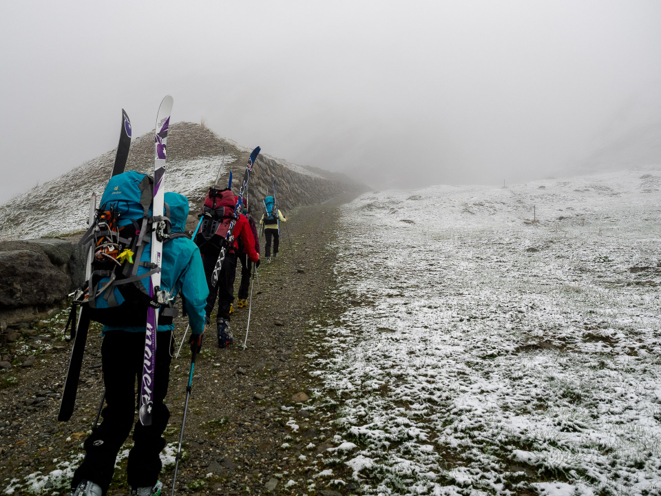 Montée au refuge entre neige et brouillard